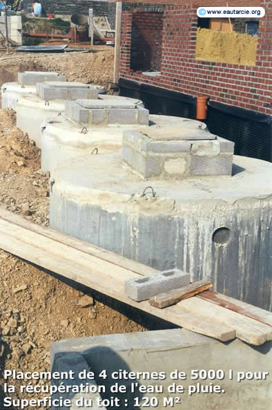 Ansiedlung der Wassertanks während der Bauphase